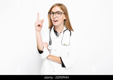 Une femme médecin émotive, avec un stéthoscope autour de son cou, a eu une bonne idée, sur fond blanc. Banque D'Images