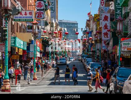 Les touristes se rendant dans les rues de Chinatown à San Francisco, CA Banque D'Images