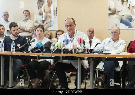 Des membres du 'CIH - collectif Inter Hopitaux' (collectif Inter-hôpitaux) assistent à une conférence de presse pour annoncer la démission collective des directeurs médicaux dans toute la France Paris Faculté de médecine Paris 6 LA PITIÉ SALPETRIERE Hospital january14, 2020. Photo de Magali Cohen/ABACAPRESS.COM Banque D'Images