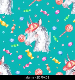 Adorable licorne grise en casquette avec bonbons isolés sur fond turquoise. Motif aquarelle sans couture. Illustration pour fête, impression, papier peint, design, Banque D'Images