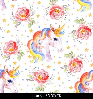 Jolie licorne blanche avec des fleurs de rose et de la manne arc-en-ciel isolées sur fond blanc. Motif aquarelle sans couture. Illustration pour fête, impression, presse-papier Banque D'Images