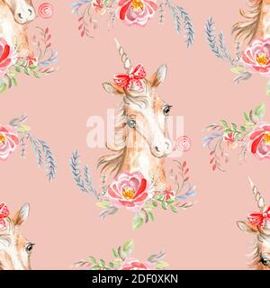 Jolie licorne avec fleurs roses isolées sur fond de corail rose. Motif aquarelle sans couture. Illustration pour fête, impression, tissu, fond d'écran, dessin Banque D'Images