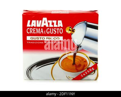 BUCAREST, ROUMANIE - 11 JUIN 2016. Lavazza Crema e Gusto, 2 paquets de café de 250 g isolés sur du blanc Banque D'Images