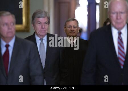 Le juge en chef de la Cour suprême des États-Unis, John Roberts, est escorté au Sénat par le sénateur des États-Unis, Lindsey Graham (républicain de la Caroline du Sud), le sénateur des États-Unis, Roy Blunt (républicain du Missouri), le sénateur des États-Unis, Patrick Leahy (démocrate du Vermont), Et la sénatrice américaine Dianne Feinstein (démocrate de Californie) après son arrivée au Capitole des États-Unis à Washington, DC, Etats-Unis, le jeudi 16 janvier 2020. Roberts a juré des sénateurs lors du procès de destitution du président américain Donald J. Trump, qui devrait commencer la semaine prochaine. Photo b Banque D'Images