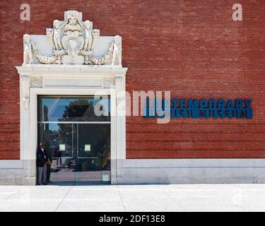 Un garde de sécurité debout à l'entrée du Musée juif contemporain de San Francisco, CA Banque D'Images