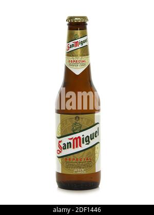 BUCAREST, ROUMANIE - 30 DÉCEMBRE 2016. Bouteille de San Miguel Especial Original Lager Beer isolée sur blanc Banque D'Images