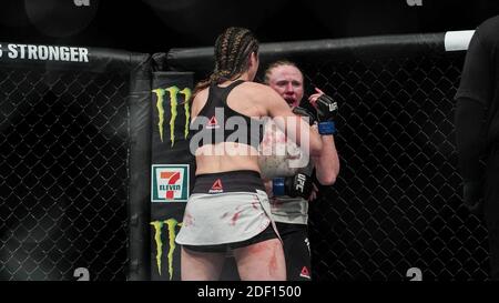 Sabina Mazo (gants rouges) c. JJ Aldrich (gants bleus) à T Mobile Arena à Las Vegas, NV, États-Unis, le 18 janvier 2020. Photo par PX Images/ABACAPRESS.COM Banque D'Images