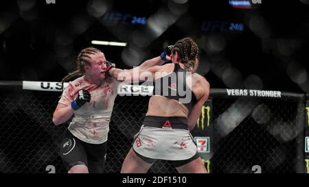 Sabina Mazo (gants rouges) c. JJ Aldrich (gants bleus) à T Mobile Arena à Las Vegas, NV, États-Unis, le 18 janvier 2020. Photo par PX Images/ABACAPRESS.COM Banque D'Images