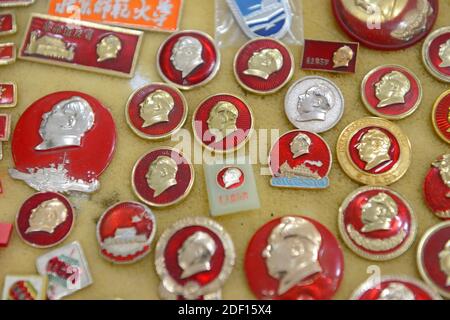 Badges du président Mao exposés dans un centre philatélique du centre-ouest de Pékin, en Chine Banque D'Images