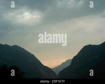 AJAXNETPHOTO. 2015.PYRÉNÉES, FRANCE. - CHAÎNE DE MONTAGNES - VUE VERS L'OUEST À TRAVERS LA CHAÎNE DE MONTAGNES DES PYRÉNÉES. PHOTO:JONATHAN EASTLAND/AJAX REF:GXR152007 5228 Banque D'Images