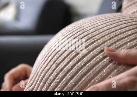 Femme enceinte en beige belle robe, femme enceinte ventre Banque D'Images