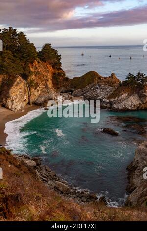 Chutes McWay le long de la Pacific Coast Highway à Big sur, Californie Banque D'Images