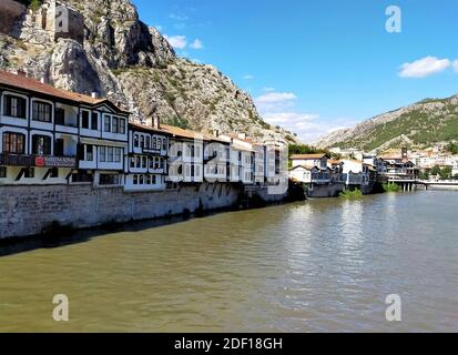 Maisons traditionnelles d'Amasya près de la rivière Kizilirmak. Maisons historiques d'Amasya. Banque D'Images