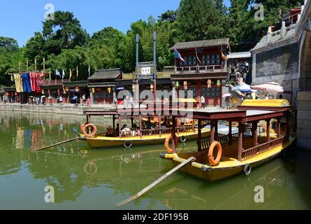 Scènes dans les magasins touristiques traditionnels bordant Suzhou creek par la porte nord du Palais d'été à Beijing, Chine Banque D'Images