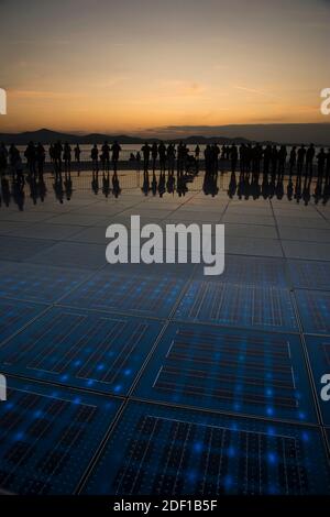 Les salutations au soleil est un monument moderne au soleil, composé de panneaux solaires qui créent un spectacle lumineux coloré la nuit à Zadar, Croatie. Banque D'Images