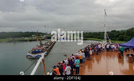 Panama-11/6/19 : vue d'un navire passe à travers le Canal de Panama tandis que les passagers des bateaux de croisière. Banque D'Images