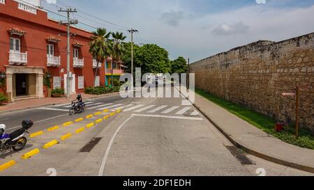 Colombie-britannique/Cartagena-11/5/19 : Une rue typique de la vieille ville de Carthagène, en Colombie avec son architecture coloniale. Banque D'Images