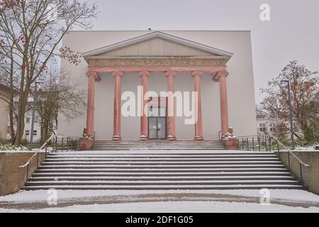 Darmstadt, Hessen, Allemagne - 01 décembre 2020: Théâtre Moller Haus, façade principale et entrée couverte de neige. Banque D'Images