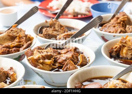 Variété d'authentique bak kut teh, cuisine chinoise populaire à Klang, Malaisie Banque D'Images