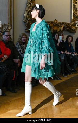 Un modèle marche sur la piste lors du spectacle Yanina haute Couture Printemps/été 2020 dans le cadre de la semaine de la mode de Paris le 22 janvier 2020 à Paris, France. Photo de Jana appelez-moi J/ABACAPRESS.COM Banque D'Images