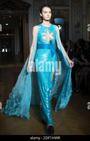 Un modèle marche sur la piste lors du spectacle Yanina haute Couture Printemps/été 2020 dans le cadre de la semaine de la mode de Paris le 22 janvier 2020 à Paris, France. Photo de Jana appelez-moi J/ABACAPRESS.COM Banque D'Images