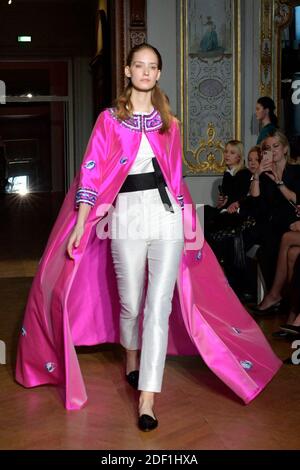 Un modèle marche sur la piste lors du spectacle Yanina haute Couture Printemps/été 2020 dans le cadre de la semaine de la mode de Paris le 22 janvier 2020 à Paris, France. Photo de Jana appelez-moi J/ABACAPRESS.COM Banque D'Images