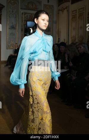 Un modèle marche sur la piste lors du spectacle Yanina haute Couture Printemps/été 2020 dans le cadre de la semaine de la mode de Paris le 22 janvier 2020 à Paris, France. Photo de Jana appelez-moi J/ABACAPRESS.COM Banque D'Images