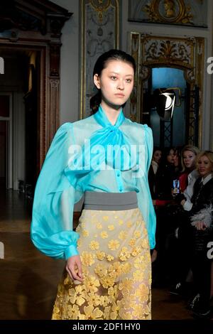 Un modèle marche sur la piste lors du spectacle Yanina haute Couture Printemps/été 2020 dans le cadre de la semaine de la mode de Paris le 22 janvier 2020 à Paris, France. Photo de Jana appelez-moi J/ABACAPRESS.COM Banque D'Images