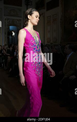 Un modèle marche sur la piste lors du spectacle Yanina haute Couture Printemps/été 2020 dans le cadre de la semaine de la mode de Paris le 22 janvier 2020 à Paris, France. Photo de Jana appelez-moi J/ABACAPRESS.COM Banque D'Images