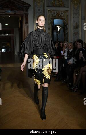 Un modèle marche sur la piste lors du spectacle Yanina haute Couture Printemps/été 2020 dans le cadre de la semaine de la mode de Paris le 22 janvier 2020 à Paris, France. Photo de Jana appelez-moi J/ABACAPRESS.COM Banque D'Images