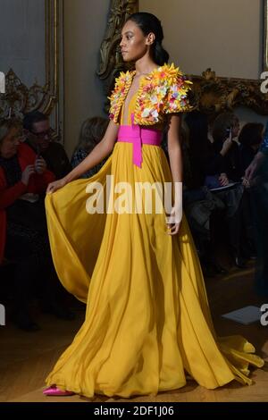 Un modèle marche sur la piste lors du spectacle Yanina haute Couture Printemps/été 2020 dans le cadre de la semaine de la mode de Paris le 22 janvier 2020 à Paris, France. Photo de Jana appelez-moi J/ABACAPRESS.COM Banque D'Images