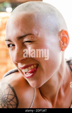 Gros plan d'une jeune femme avec une tête rasée Banque D'Images