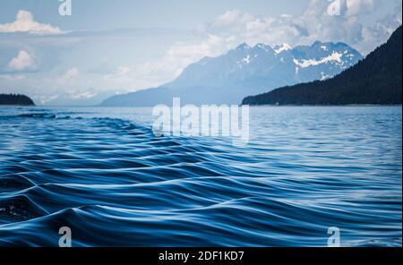 le réveil d'un bateau provoque des ondulations et des formes sur l'eau Surface en Alaska Banque D'Images