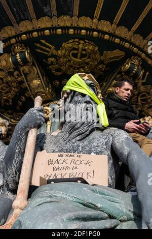 Une statue de la fontaine des mers sur la place de la Concorde a une veste jaune attachée à sa tête. Près de 39000 personnes manifestent contre la réforme des retraites à Paris selon la firme de conseil indépendante Occurence. Paris, France, le 24 janvier 2020. Photo de Daniel Derajinski/ABACAPRESS.COM Banque D'Images