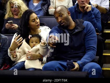 PAS DE FILM, PAS DE VIDÉO, PAS de TV, PAS DE DOCUMENTAIRE - photo de fichier datée du 30 mars 2018 de Kobe Bryant et sa famille se préparent pour le début du tournoi national UConn-notre Dame NCAA à Nationwide Arena à Columbus, Ohio, USA. Photo de Brad Horrigan/Hartford courant/TNS/ABACAPRESS.COM Banque D'Images