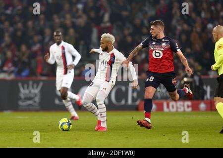 Paris' Neymar Jr et Lille Xeka lors du match de la Ligue 1 entre l'OSC de Lille et Paris Saint-Germain (PSG) au Stade Pierre Mauroy le 26 janvier 2020 à Lille, France. Photo Sylvain Lefevre /ABACAPRESS.COM Banque D'Images