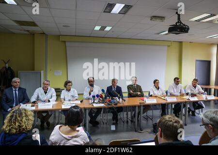 Le professeur français Denis Malvy, chef du département des maladies tropicales, donne une conférence de presse avec des médecins et des spécialistes de la santé à l'hôpital universitaire Pellegrin (CHU) de Bordeaux, dans le sud-ouest de la France, le 27 janvier 2020, où un patient est hospitalisé après avoir été infecté par un nouveau virus semblable au SRAS. Il existe trois cas connus de coronavirus en France, le premier pays européen touché par l'épidémie. Une personne est malade à Bordeaux et une autre est malade à Paris. Une troisième personne, un proche parent de l'un des deux autres, a également été confirmée pour avoir le virus. Tous les Banque D'Images