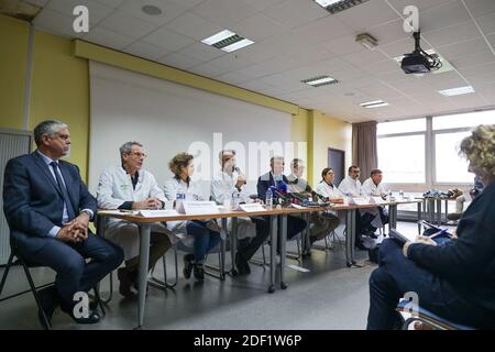 Le professeur français Denis Malvy, chef du département des maladies tropicales, donne une conférence de presse avec des médecins et des spécialistes de la santé à l'hôpital universitaire Pellegrin (CHU) de Bordeaux, dans le sud-ouest de la France, le 27 janvier 2020, où un patient est hospitalisé après avoir été infecté par un nouveau virus semblable au SRAS. Il existe trois cas connus de coronavirus en France, le premier pays européen touché par l'épidémie. Une personne est malade à Bordeaux et une autre est malade à Paris. Une troisième personne, un proche parent de l'un des deux autres, a également été confirmée pour avoir le virus. Tous les Banque D'Images