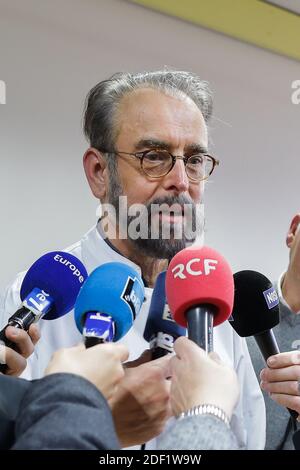 Le professeur français Denis Malvy, chef du département des maladies tropicales, donne une conférence de presse avec des médecins et des spécialistes de la santé à l'hôpital universitaire Pellegrin (CHU) de Bordeaux, dans le sud-ouest de la France, le 27 janvier 2020, où un patient est hospitalisé après avoir été infecté par un nouveau virus semblable au SRAS. Il existe trois cas connus de coronavirus en France, le premier pays européen touché par l'épidémie. Une personne est malade à Bordeaux et une autre est malade à Paris. Une troisième personne, un proche parent de l'un des deux autres, a également été confirmée pour avoir le virus. Tous les Banque D'Images