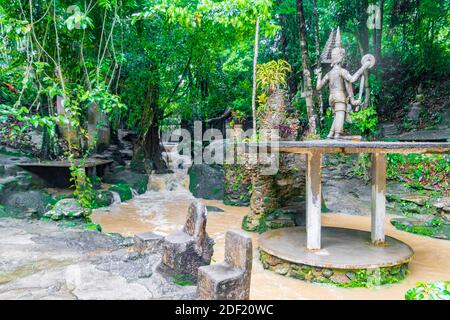 Les statues de Bouddha à Tar Cascade Nim & Secret Jardin magique sur Koh Samui, Surat Thani en Thaïlande. Banque D'Images