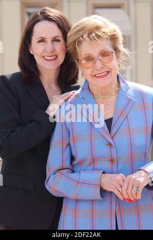 Photo du dossier datée du 26 mars 2004 de Mary Higgins Clark et de sa fille Carol posent à un photocall pendant le Forum International Cinema & Literature à Monaco. Mary Higgins Clark, la « Reine de Suspense », infatigable et régnante depuis longtemps, dont les récits de femmes qui ont battu les cotes en ont fait l’un des écrivains les plus populaires au monde, est décédée vendredi à l’âge de 92 ans. Son éditeur, Simon & Schuster, a annoncé qu'elle était décédée de causes naturelles à Naples, en Floride. Photo de Serge Arnal/ABACAPRESS.COM Banque D'Images