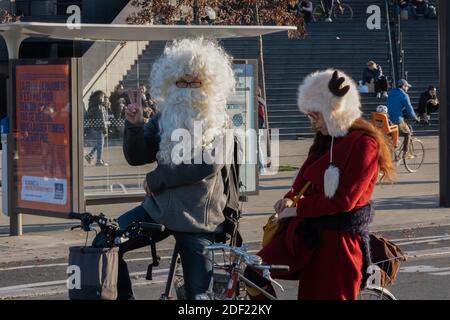 Paris, France - 28 novembre 2020 : un homme et sa femme vêtus de santa et un renne en vélo Banque D'Images