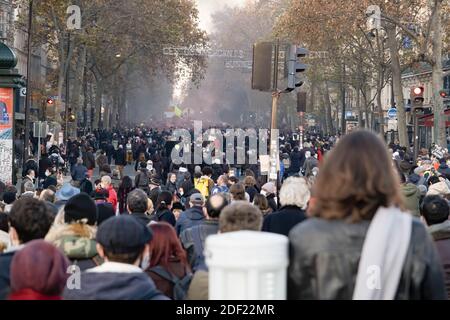 Paris, France - 28 novembre 2020 : une foule énorme lors de la marche contre la loi mondiale sur la sécurité Banque D'Images