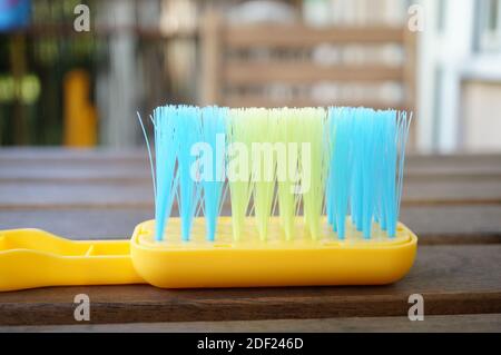 Gros plan d'une brosse à dents sur une table en bois avec un arrière-plan flou Banque D'Images