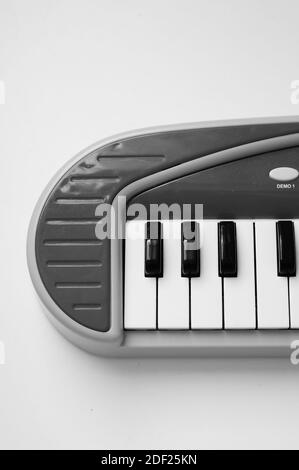 Image verticale en niveaux de gris d'un clavier jouet Banque D'Images