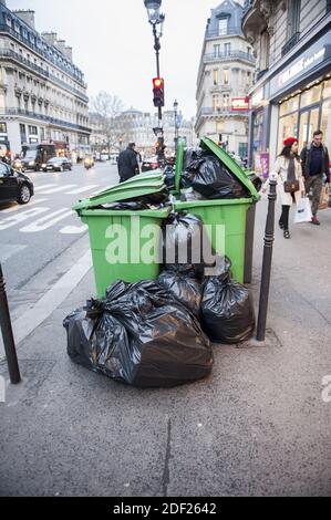 Des poubelles débordant sont vues dans une rue le 3 février 2020 à Paris, France. Les trottoirs de plusieurs parties de Paris sont devenus des cours d'obstacles de surcirculation des bennes à roues après 10 jours de blocus dans les usines d'incinération de la ville. Selon le syndicat CGT, 60 pour cent des travailleurs des trois énormes incinérateurs - à Ivry sur Seine (Val-de-Marne), Issy-les-Moulineaux (hauts-de-Seine) et Saint-Ouen (Seine-Saint-Denis) - qui traitent la plupart des déchets de Paris sont en grève. Photo de Magali Cohen/ABACAPRESS.COM Banque D'Images