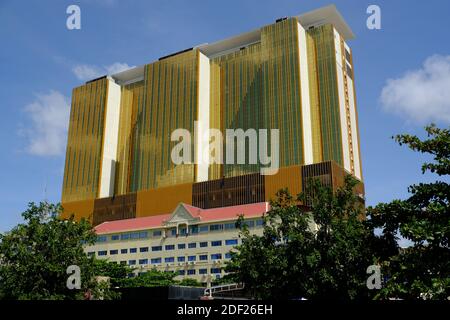 Cambodge Phnom Penh - façade dorée de l'hôtel NagaWorld Banque D'Images