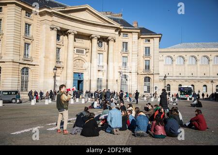 Sit-in d'étudiants luttant contre la précarité devant le Panthéon à Paris, France, le 7 février 2020. Photo de Tanguy Magnien/ABACAPRESS.COM Banque D'Images