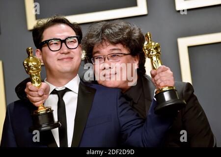 Le scénariste Han Jin-won et le réalisateur Bong Joon-ho, lauréats des prix original Screenplay, International Feature film, Scriing, et Best Picture Award for “parasite,” posent dans la salle de presse lors de la 92e édition des Oscars annuels Academy Awards (Oscars) à Hollywood et Highland le 09 février 2020 à Hollywood, Californie. Photo de Lionel Hahn/ABACAPRESS.COM Banque D'Images