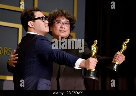 Le scénariste Han Jin-won et le réalisateur Bong Joon-ho, lauréats des prix original Screenplay, International Feature film, Scriing, et Best Picture Award for “parasite,” posent dans la salle de presse lors de la 92e édition des Oscars annuels Academy Awards (Oscars) à Hollywood et Highland le 09 février 2020 à Hollywood, Californie. Photo de Lionel Hahn/ABACAPRESS.COM Banque D'Images